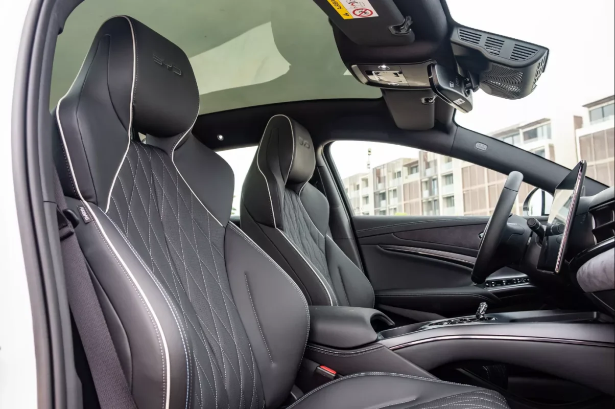 Khám phá giá xe BYD Seal – Sedan điện hiệu suất cao, giá mềm 6 Ghế xe BYD Seal thể thao, được khâu chỉ trang trí hình quả trám tương tự như trên các mẫu xe sang