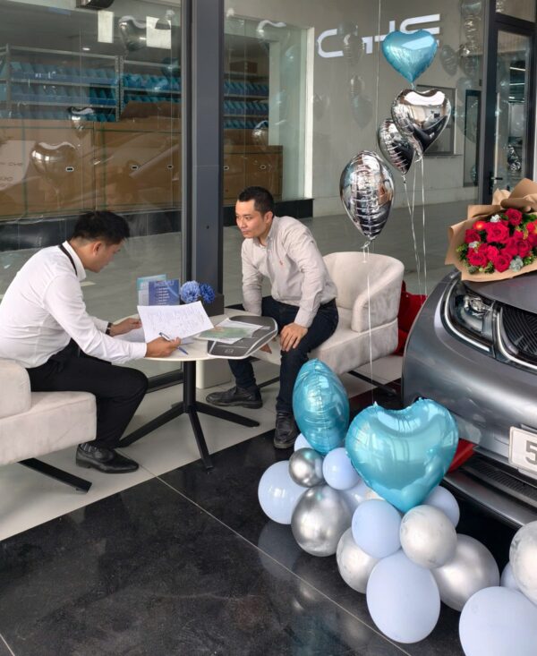 Showroom BYD Long Biên – Lái thử thực tế, tư vấn tận tâm, đặt cọc nhanh gọn 4 Tại Showroom BYD Long Biên, việc đặt cọc và hoàn tất thủ tục mua xe diễn ra nhanh chóng, minh bạch
